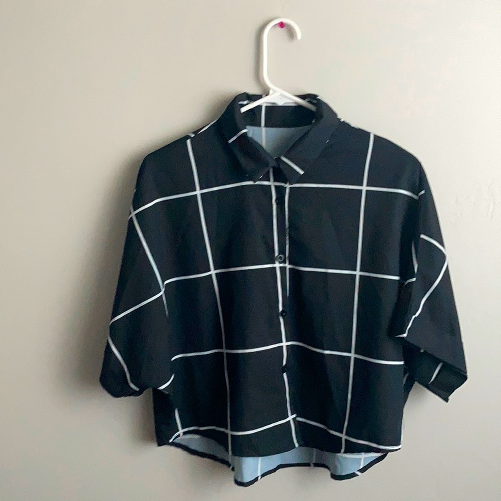 Black shirt sleeve crop top